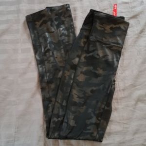 Spanks camo leggings